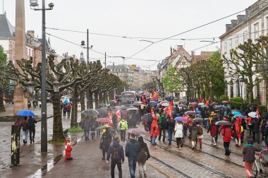 Çalışma reformuna karşı protestocu sıralarının yüksek görünümü