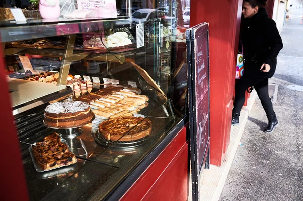 Panificio francese - donna che entra per comprare cibo — Foto Stock