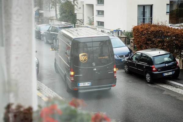 UPS van opuszczający widok z okna — Zdjęcie stockowe