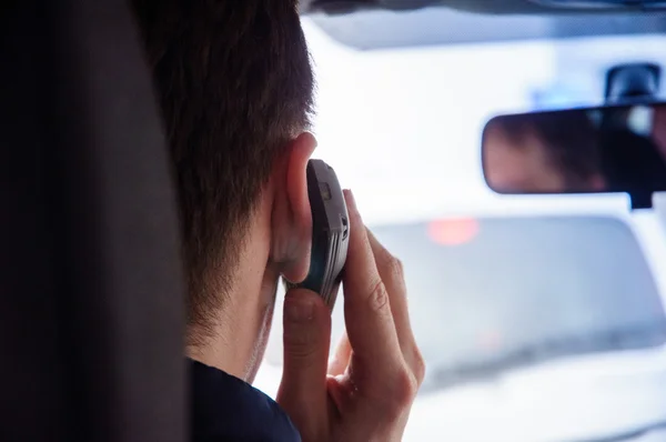 남자가 운전 하는 동안 전화를 사용 하 여 — 스톡 사진