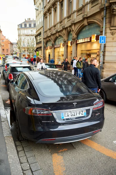 Tesla Model S bewonderd in stad — Stockfoto