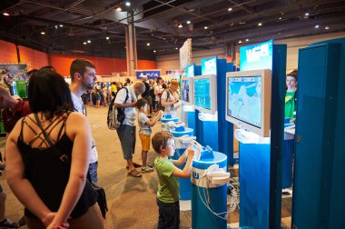  Wii U oyun konsolları oynayan çocuklar ve yetişkinler