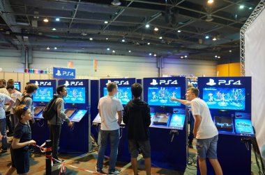  Ps 4 oyun konsolları oynayan çocuklar ve yetişkinler