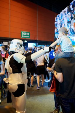  Darth Vader küçük fan çocuk ile el sıkışma