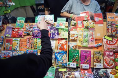 Poeple satın alma jöle ve diğer Japon tatlı