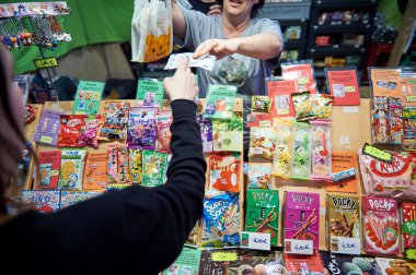 Poeple satın alma jöle ve diğer Japon tatlı