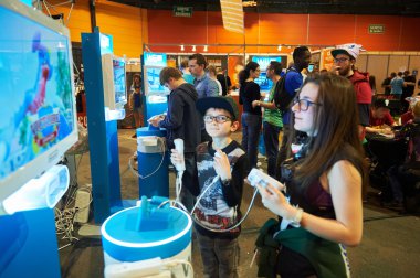  Ps 4 oyunu oynayan kardeş ve kardeş