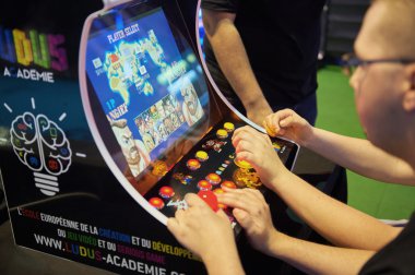 bir oyun arcade oyunu 