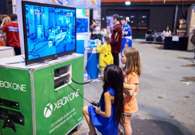 XBOX oynayan iki genç kız Bir oyun konsolu