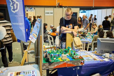 Adam Lego oyun instalation bakarak 