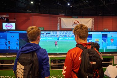 Xbox One konsolu oynayan çocuklar
