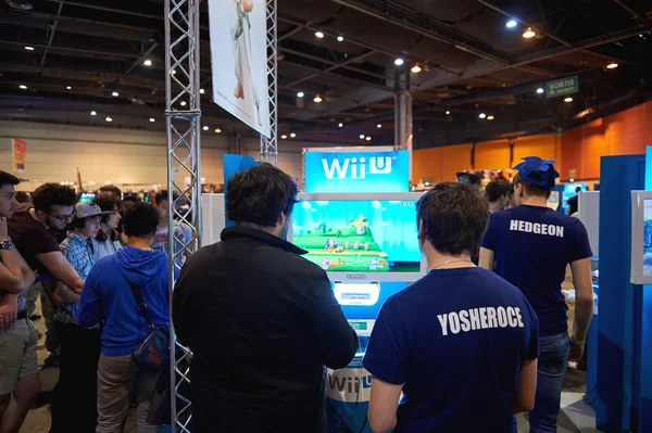 Děti a dospělí hrají herní konzole Wii U — Stock fotografie