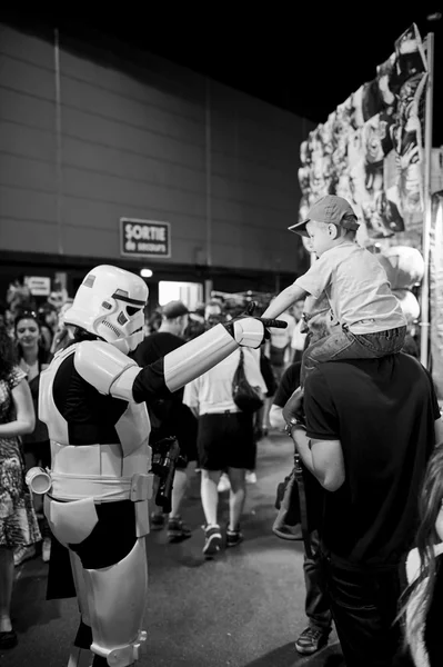 Darth Vader schüttelt kleinen Fan-Jungen die Hand — Stockfoto