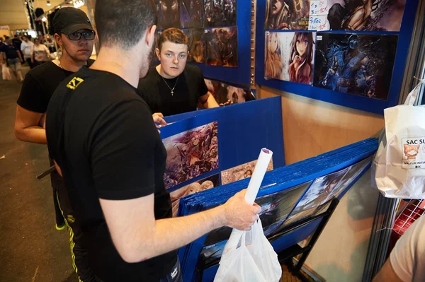 Adults buying posters with manga games — Stock Photo, Image