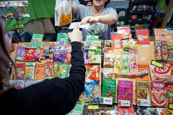 Poeple buying jelly and other japanese sweet — Stock Photo, Image