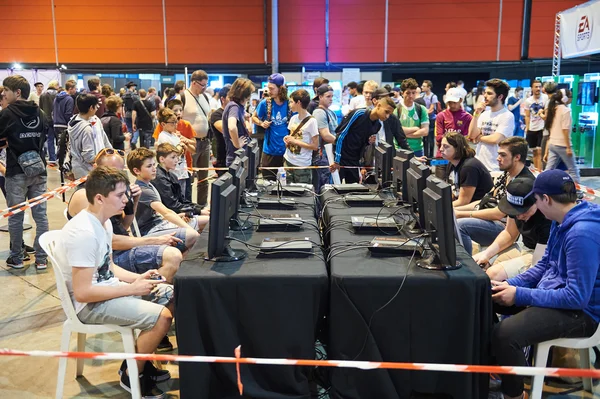 Kids competing in computer tournamen — Stock Photo, Image