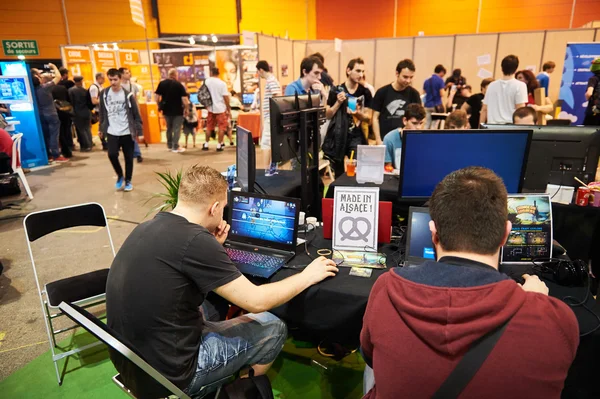 Pessoas jogando um jogo Made in Alsace — Fotografia de Stock