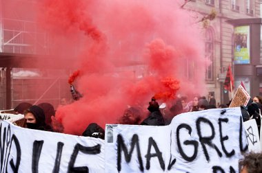 Duman grnades ve protesto duvarlara boya