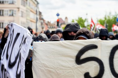 Protesto sırasında kapalı yüzü ile Grouop