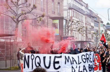 Duman grnades ve protesto duvarlara boya