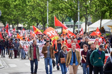 İnsanlar posterlerini açmaları ile