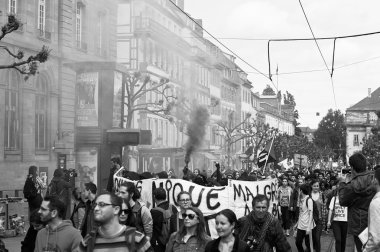 Duman grnades ve protesto duvarlara boya