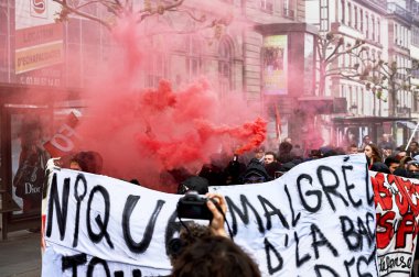Duman grnades ve protesto duvarlara boya