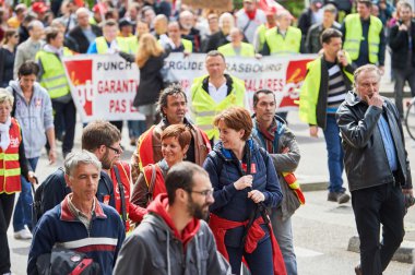 İnsanlar posterlerini açmaları ile