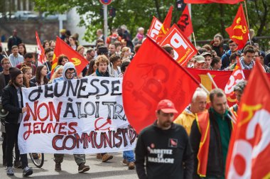 Protesto sırasında kapalı yüzü ile Grouop