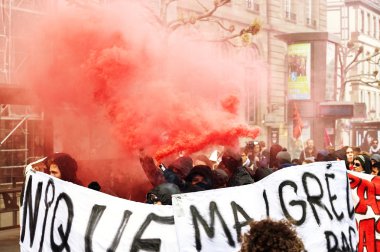 Duman grnades ve protesto duvarlara boya