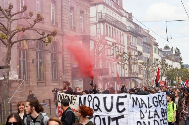 Duman grnades ve protesto duvarlara boya
