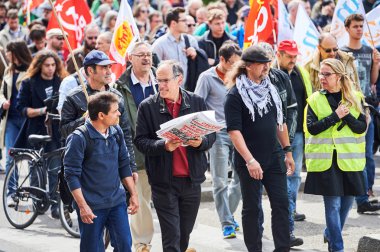 İnsanlar posterlerini açmaları ile