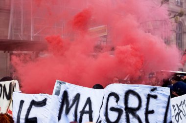 Duman grnades ve protesto duvarlara boya