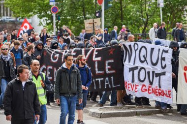 Protesto sırasında kapalı yüzü ile Grouop