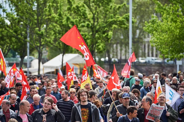 Människor går med plakat — Stockfoto