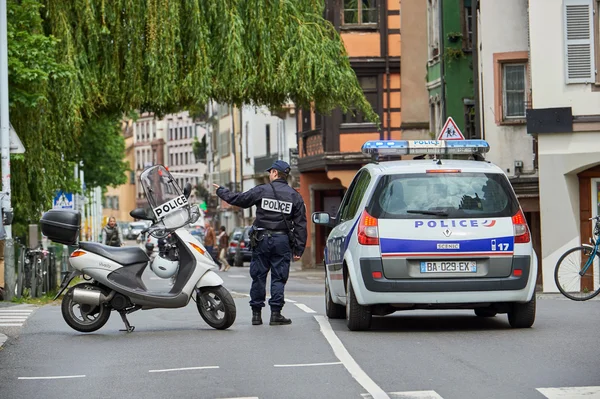 Police officer securing road — Φωτογραφία Αρχείου