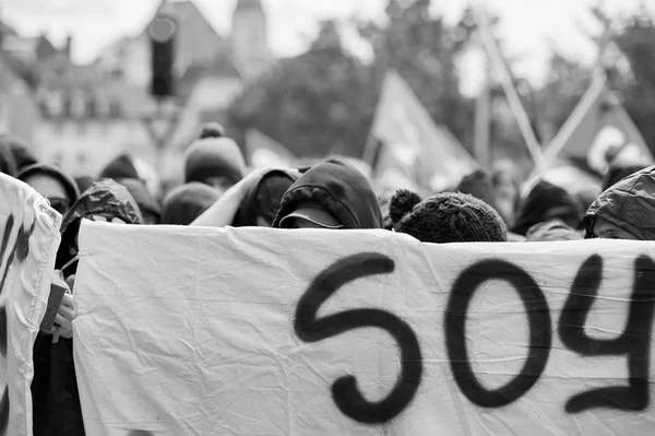 Groupement avec visage couvert pendant la manifestation — Photo