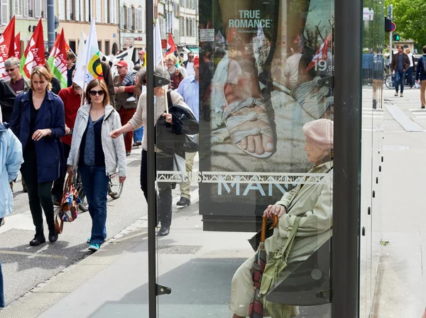 Senior woman watching protestor — Stock Photo, Image