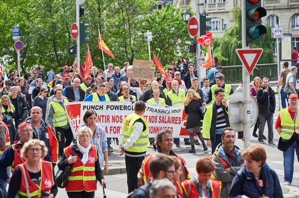 Ανθρώπους που περπατούν με πλακάτ — Φωτογραφία Αρχείου