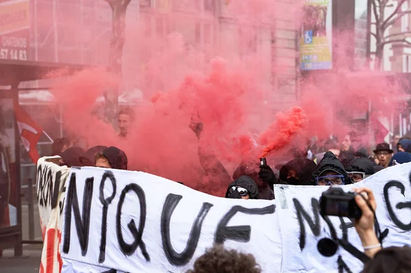 Rauchgranaten und Farbe an Wänden bei Protest — Stockfoto