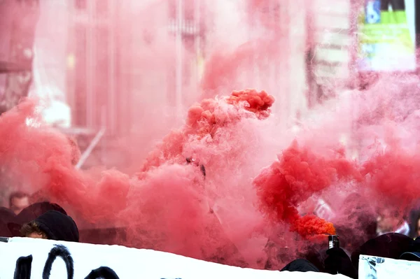 Καπνίζουν grnades και το χρώμα στους τοίχους στη διαμαρτυρία — Φωτογραφία Αρχείου