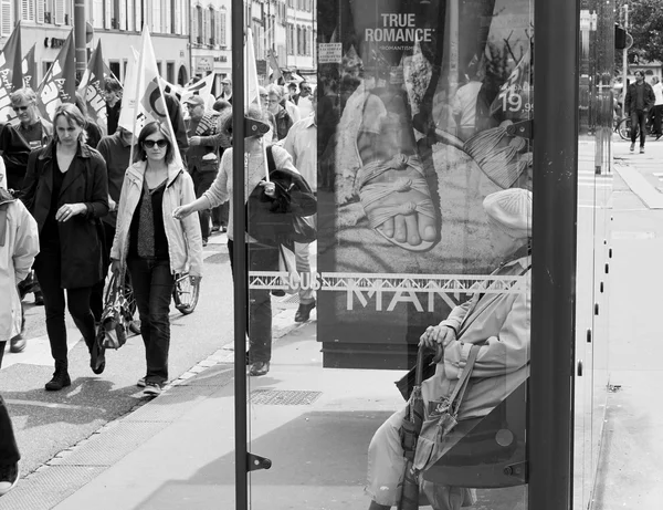 Donna anziana che guarda il manifestante — Foto Stock