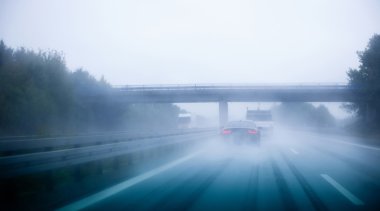 Yağmurlu bir günde karayolu trafik 