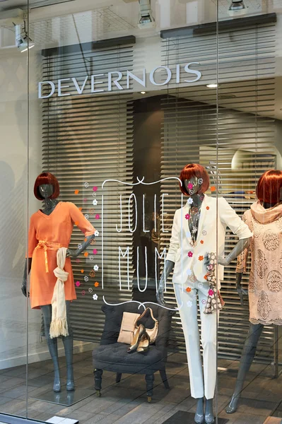 Devernois windows opgeslagen divers kleding en grappige accessoires duri — Stockfoto