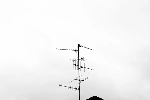 Mastro Antena Preto Branco Telhado — Fotografia de Stock