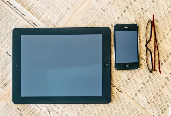 Σύγχρονο υπολογιστή Tablet με κενή λευκή οθόνη πάνω από το Financi — Φωτογραφία Αρχείου