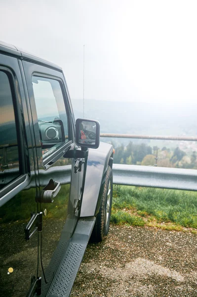 Автомобіль Позашляховий Джип Подорожі Гірській Дорозі Припаркований Біля Красивого Огляду — стокове фото