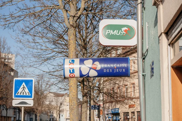 Лотерейные знаки PMU и LOTO de France — стоковое фото