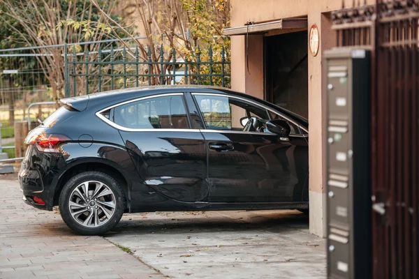 Coche entrando garaje — Foto de Stock