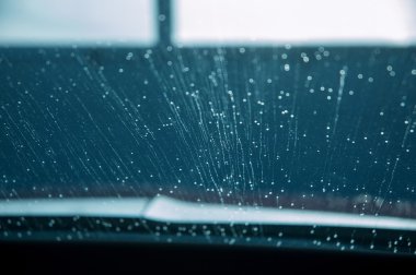 ön camdaki su damlaları